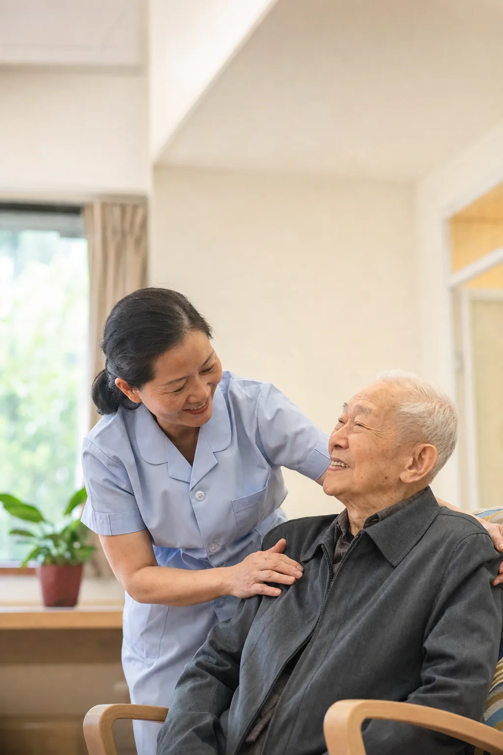 照顧員在安老院陪伴長者