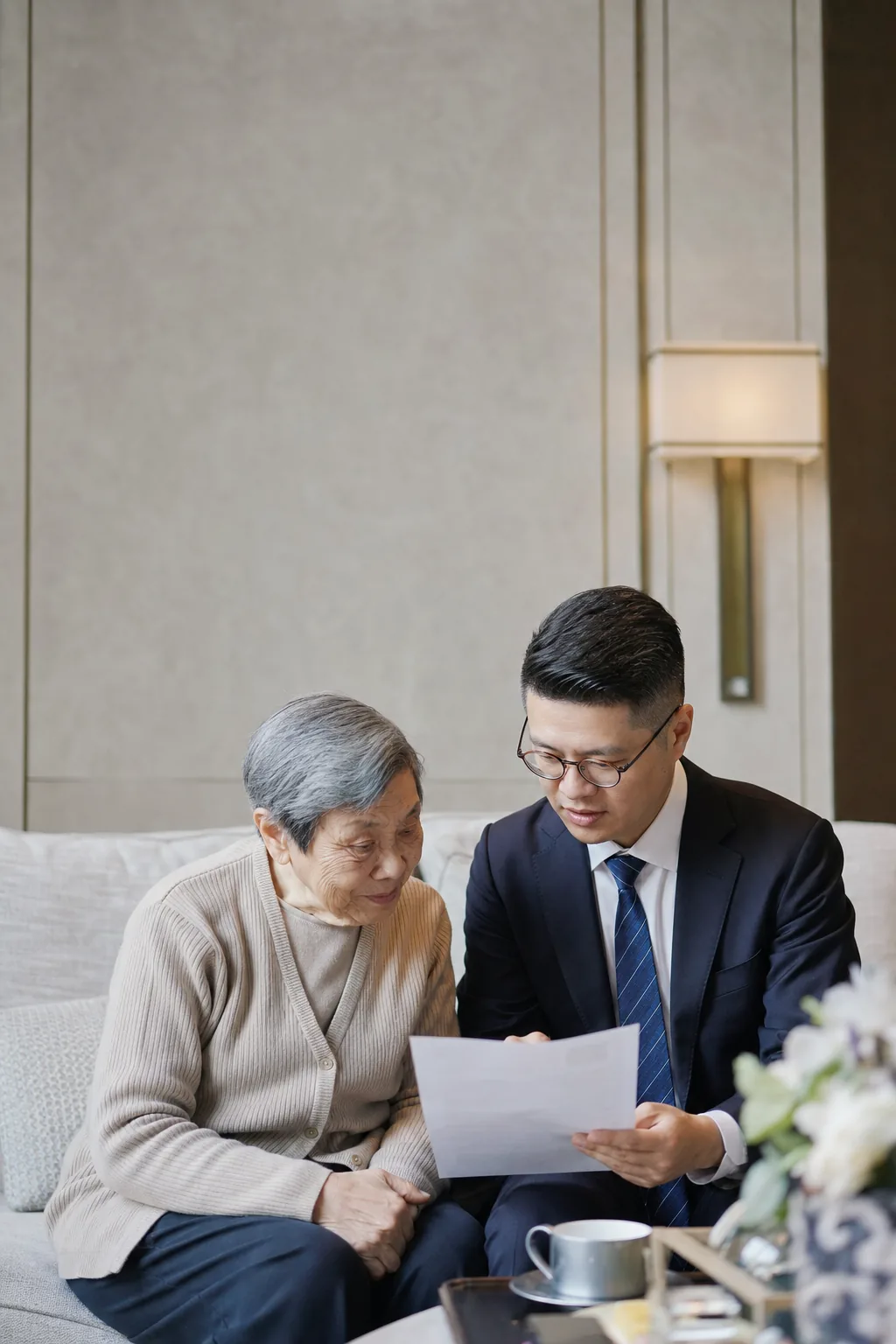 長者與顧問檢視家族信託文件