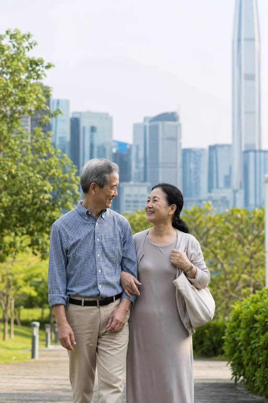 香港長者夫婦在大灣區城市公園散步
