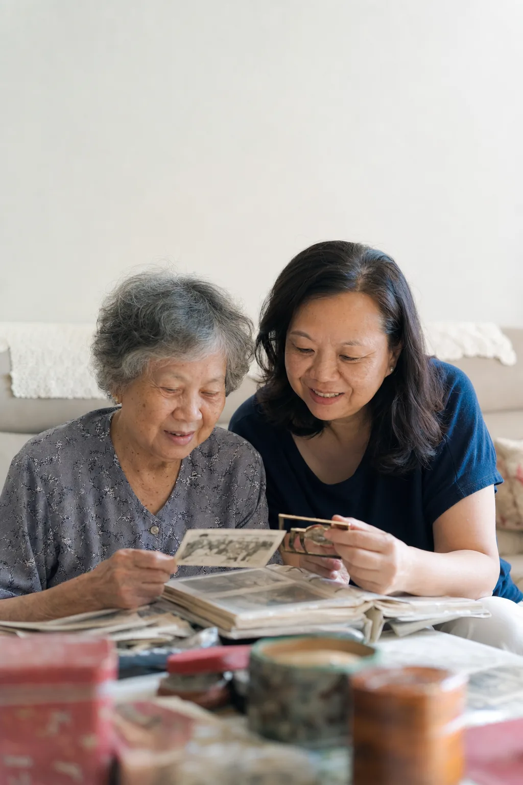 母女一同翻看舊照片與家庭回憶