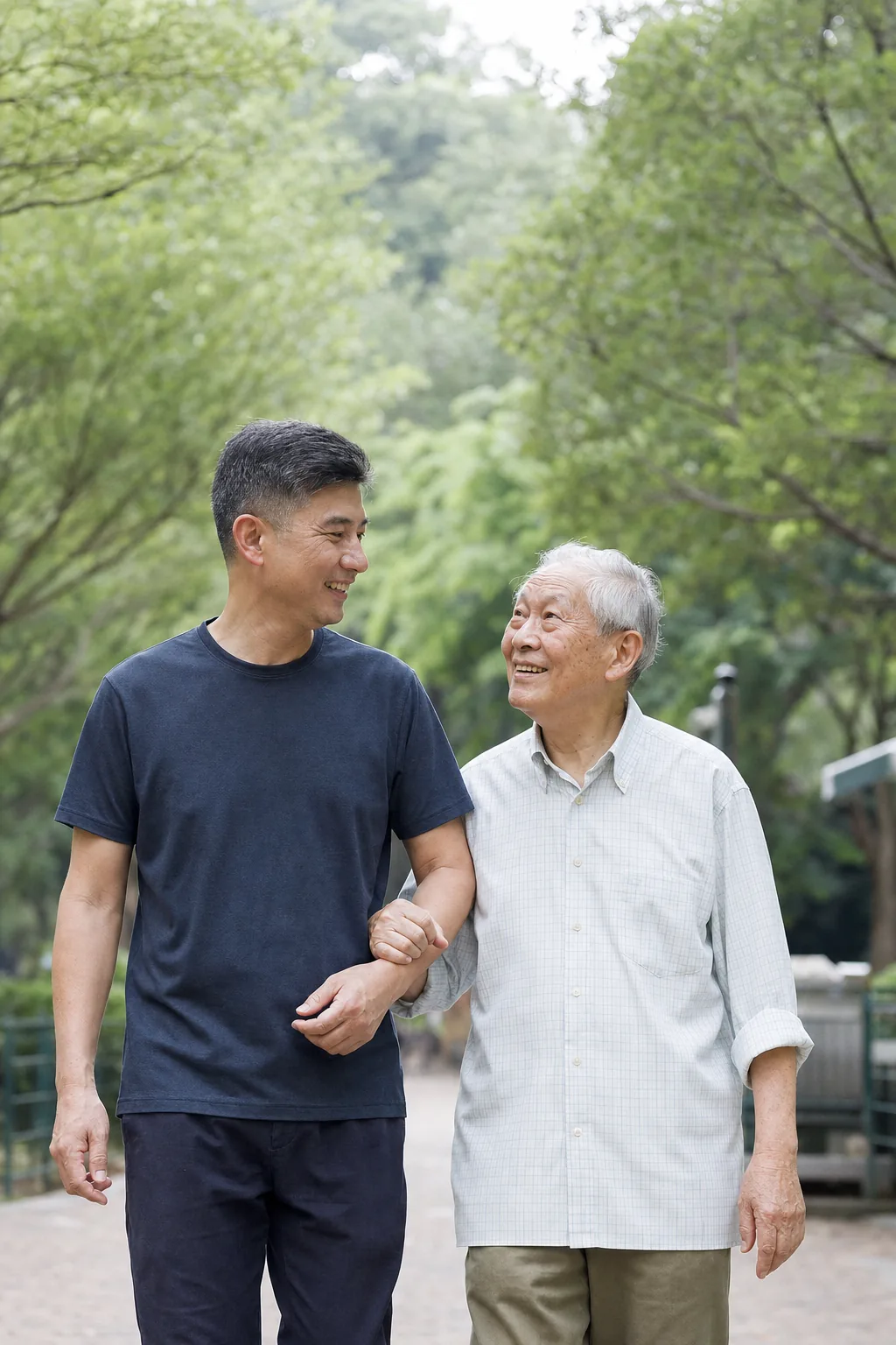 陪伴年邁父親在公園散步